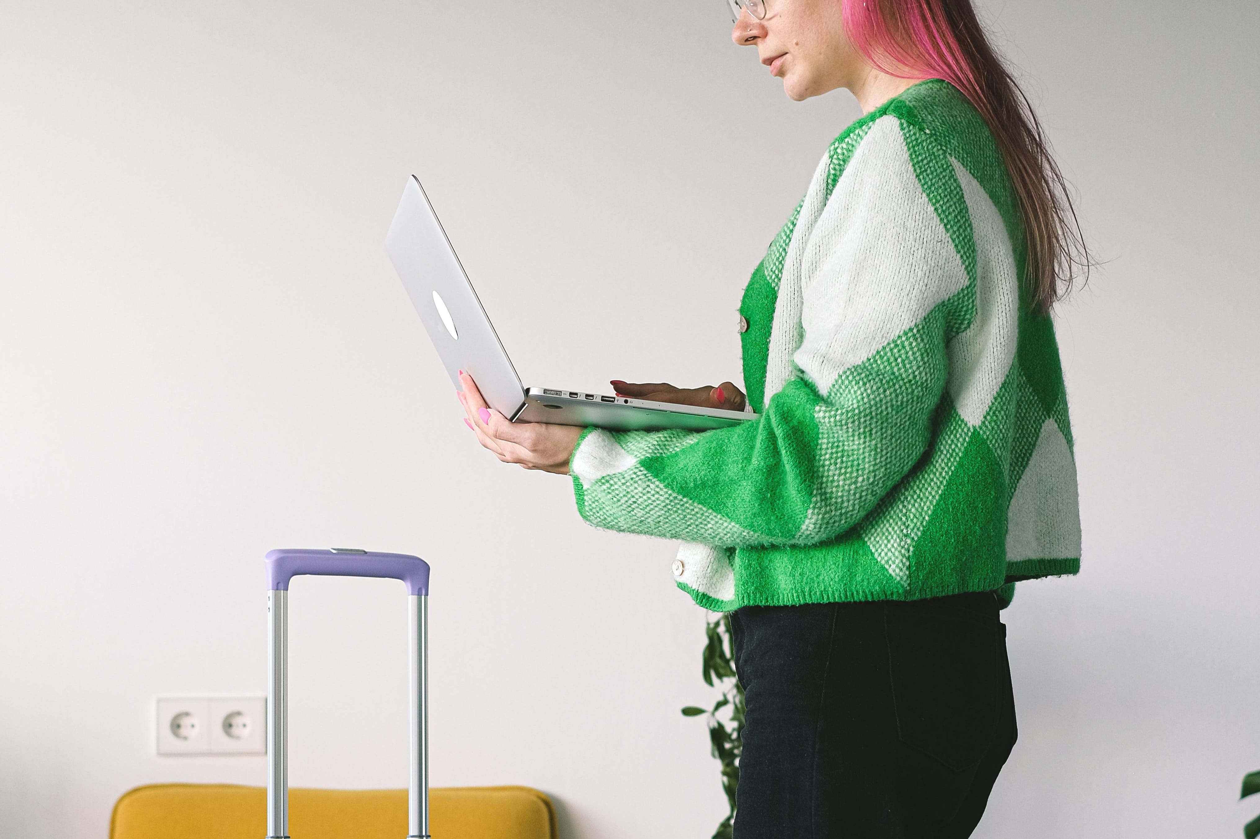 A Holafly study reveals that 82% of Digital Nomads earn more than their peers back home