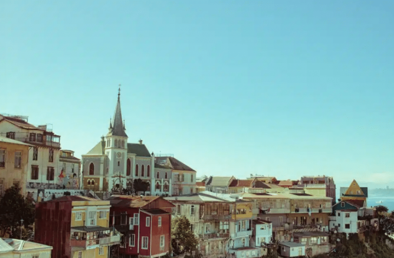 Valparaíso, one of the most beautiful regions in Chile. Source: Pexels.