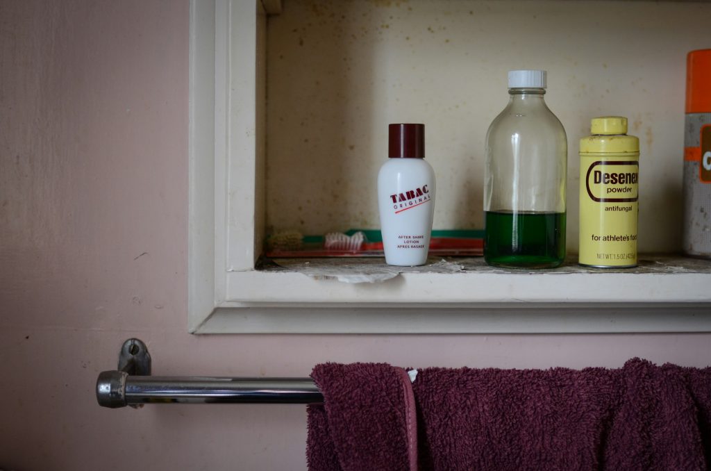 A photo of some toiletries 
