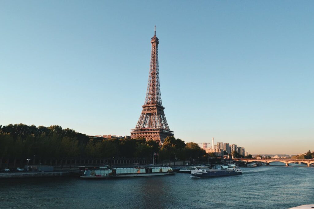 photo of the eiffel tower