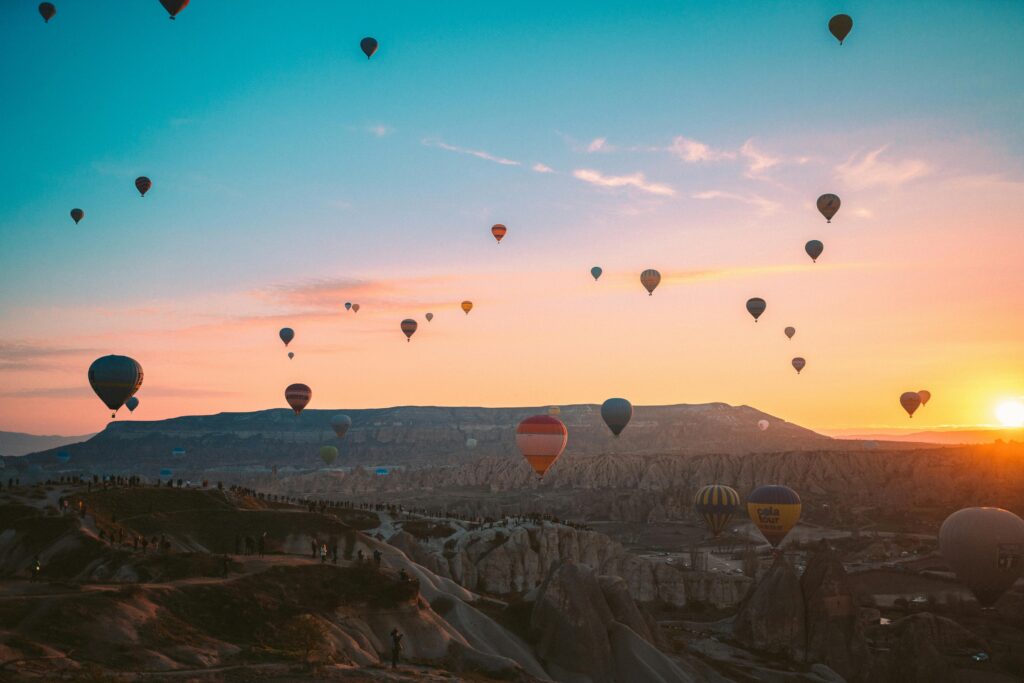 Hot air balloons over the fairy chimneys in Cappadocia; Source: Pexels