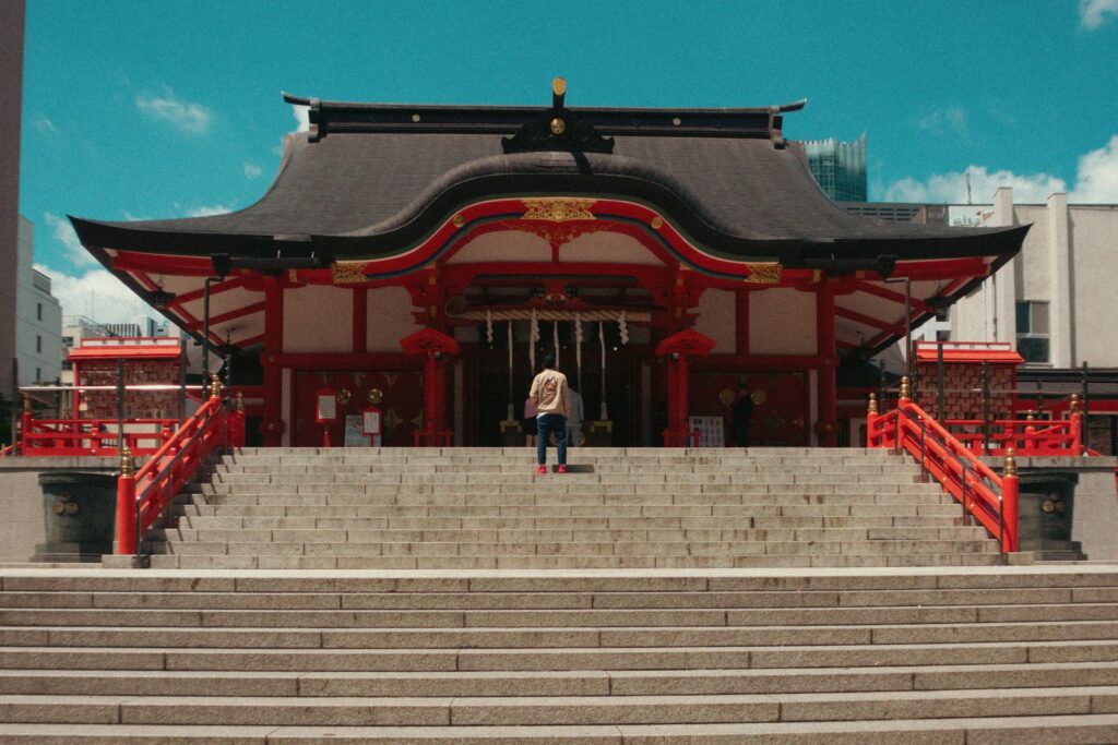 Front view of the Hanazono Shrine. Source: Pexels