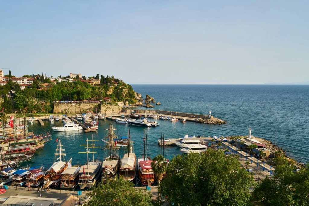 Boats docked at the harbor in Antalya; Source: Pexels