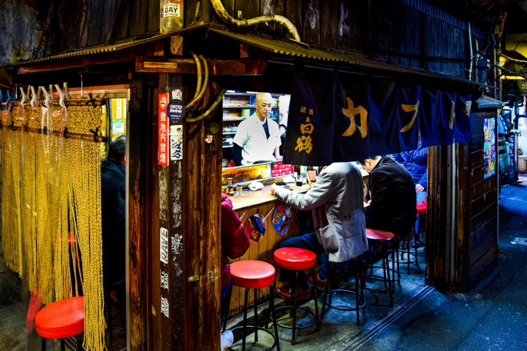 An alley with small restaurants in Omoide Yokocho. Source: Pexels