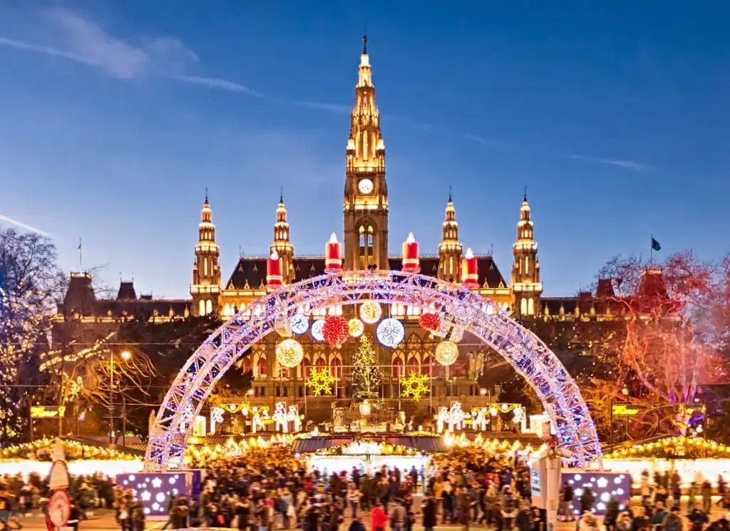 The Rathausplatz Christmas Market in Vienna, Austria, enchants visitors with its dazzling lights, festive decorations, and the stunning Neo-Gothic Rathaus. Source: Shutterstock