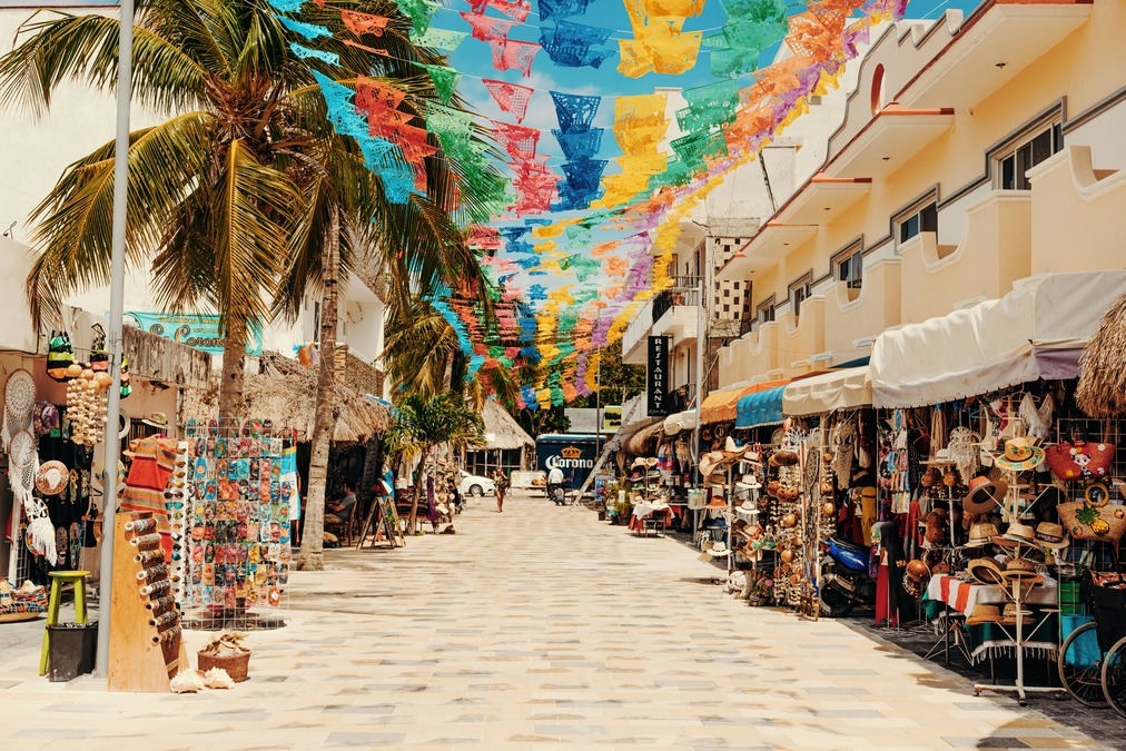 Market stalls on the streets of La Quinta Avenida