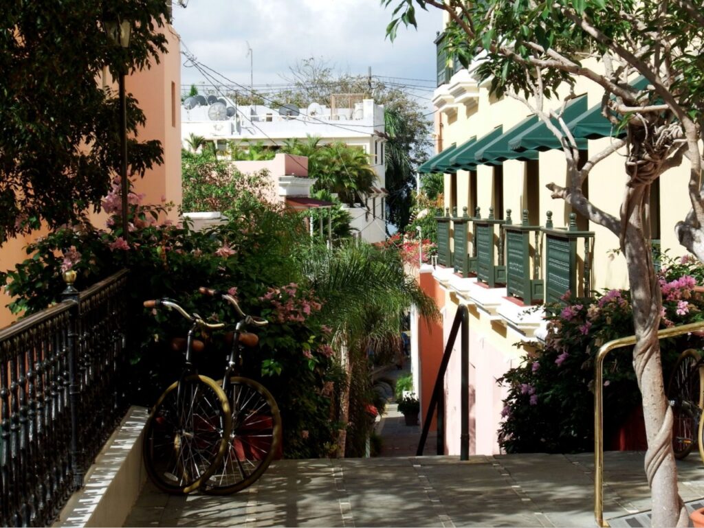 Calle del Cristo, Old San Juan; Source: Unsplash