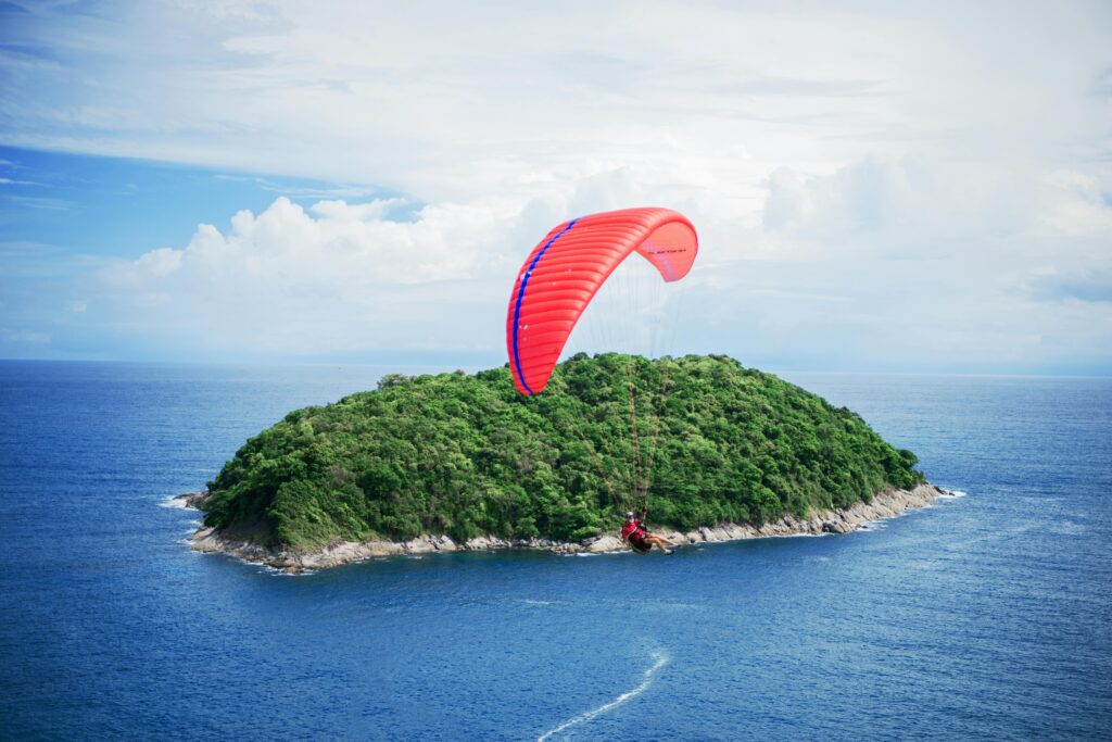 Paragliding over the ocean in Phuket; Source: Pexels