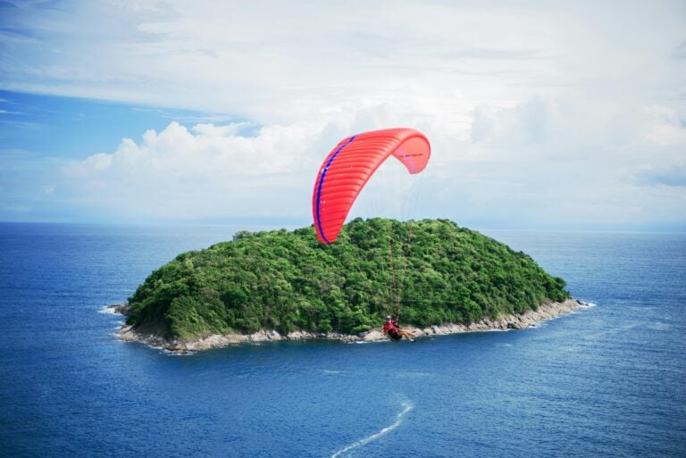 Paragliding over the ocean in Phuket; Source: Pexels
