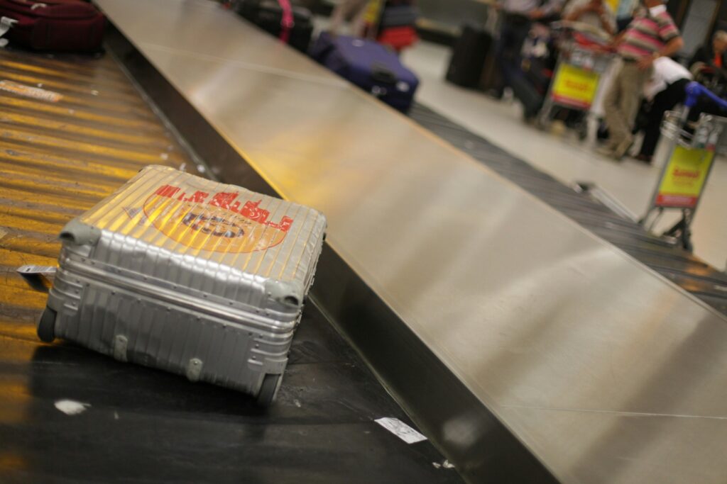 Carry-on luggage on an airport security belt; Source: Unsplash