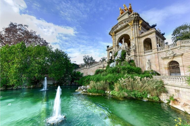 Day shot of Parc de la Ciutadella, with the pond and fountain in the front of the shot.