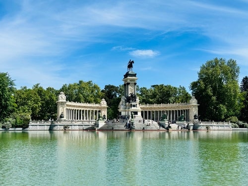 lake and greenery of Retiro Park madrid