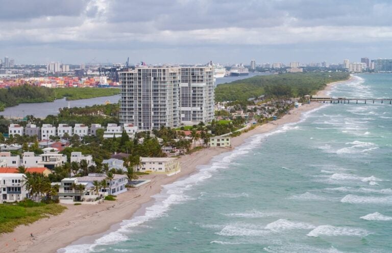 Florida's scenic shoreline in Fort Lauderdale with houses and buildings very close to the shore