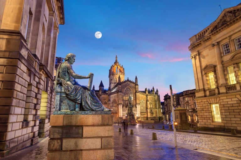 Cobble-stoned pathways on Edinburgh's iconic street - Royal Mile