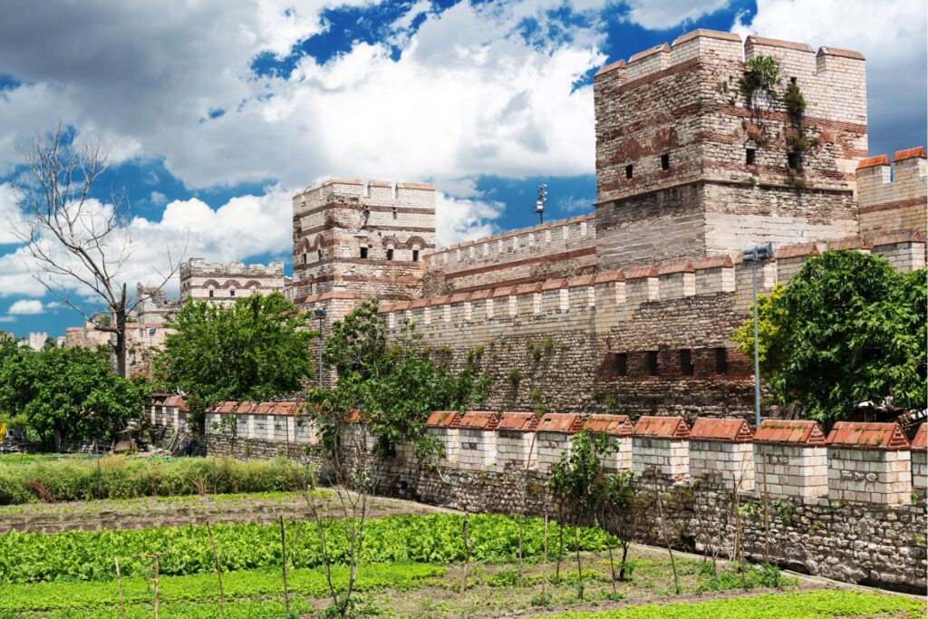 Muralhas de Constantinopla em Istambul e árvores e jardins ao redor.