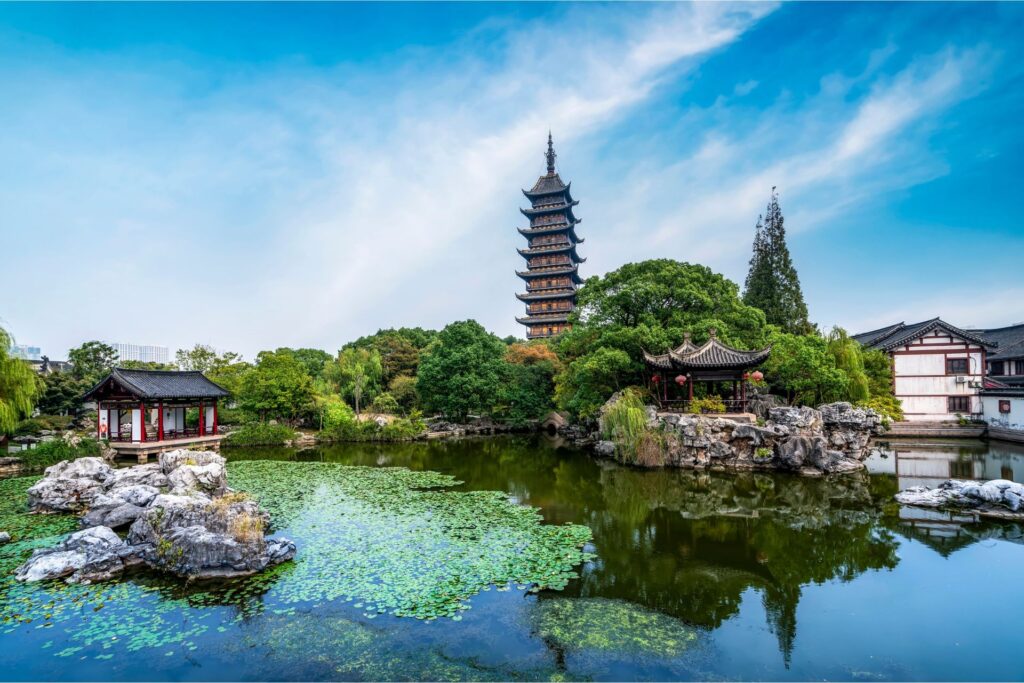 The lake and buildings of the town of Suzhou.