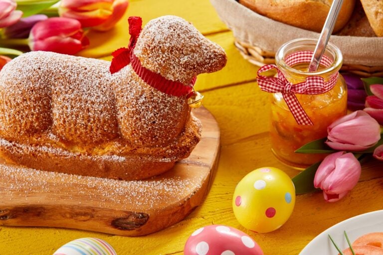 Lamb-shaped cakes (Osterlamm)