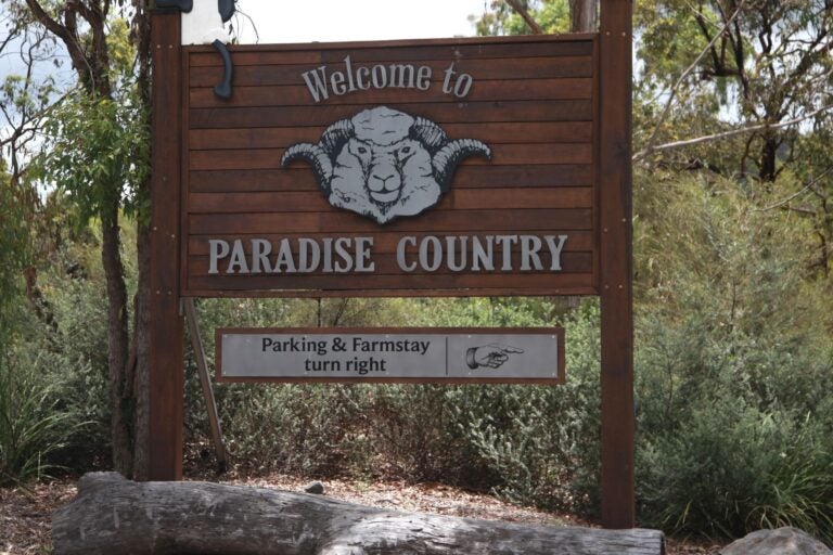Welcome to Paradise Country sign