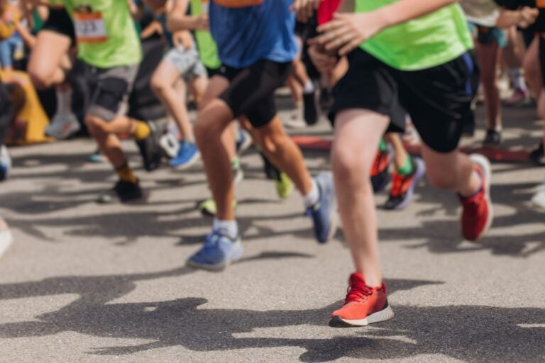 Marathon runners crowd