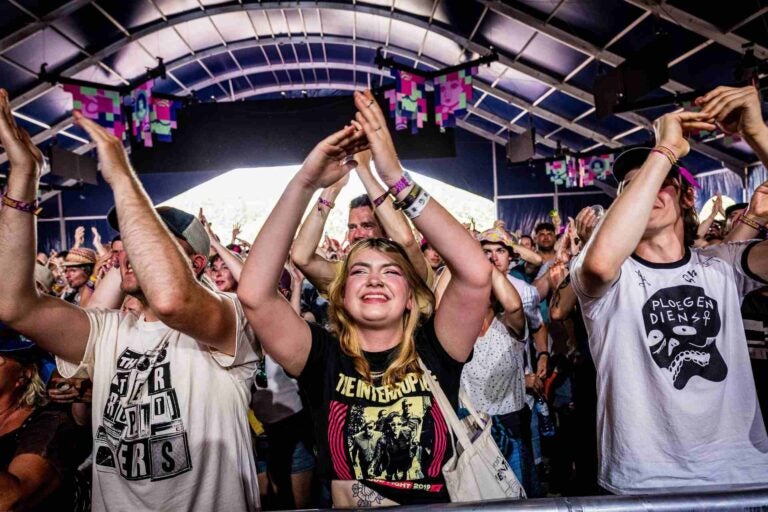 Festivalgoers in front of the stage