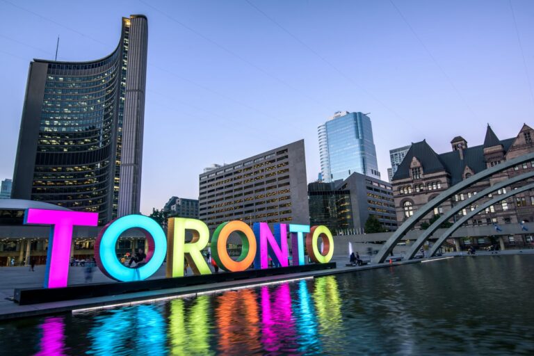 Toronto city hall and Toronto Sign in downtown