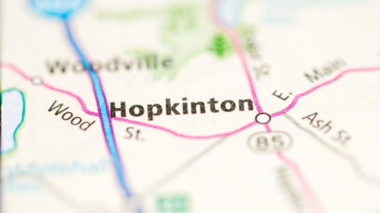 Map showing the Boston Marathon route from Hopkinton to Boston, USA