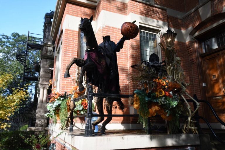 traditional sleepy hollow and the headless horseman statue