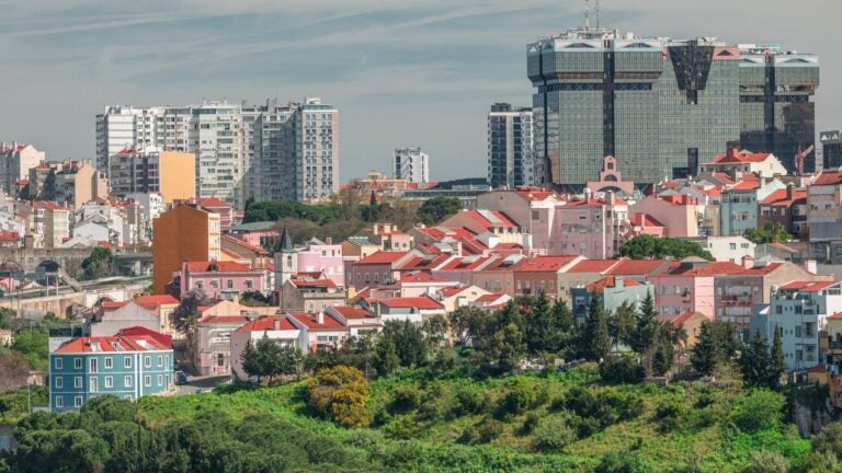 campo de ourique with some buildings on the back