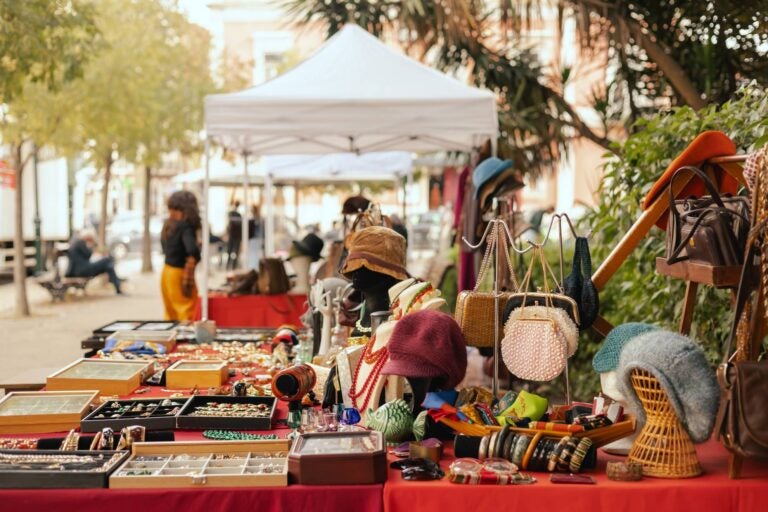 traditional lisbon souvenir markets