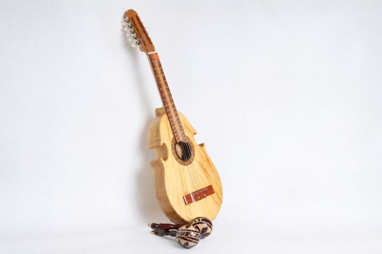 cuatro guitar and maracas.