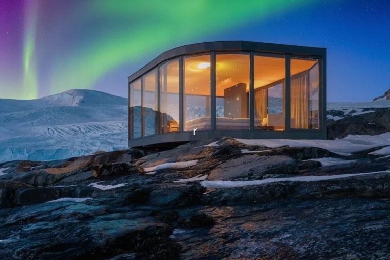 A solitary glass structure with northern lights.