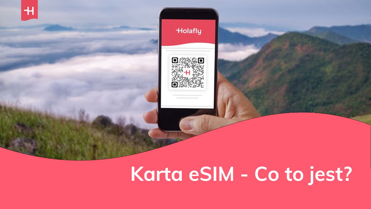 Telefon z wyświetlonym kodem QR na tle górskiego krajobrazu