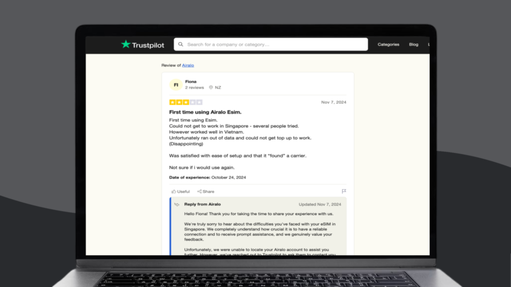 Zrzut ekranu z recenzji Airalo od Fiony, w której wyjaśnia, że eSIM Airalo nie działał w Singapurze.