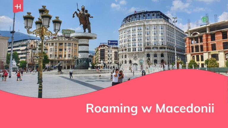 Rynek miasta Skopje z ikonicznym pomnikiem, fontanną i hotelem Marriott.