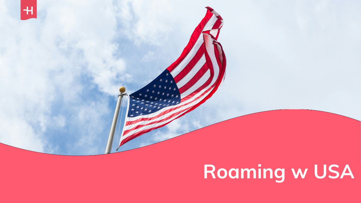 Flaga Stanów Zjednoczonych łopocząca na wietrze na tle zachmurzonego nieba w ciągu dnia i dopisek "Roaming w USA" na czerwonym tle.