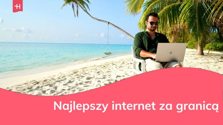 mężczyzna korzystający z laptopa na plaży