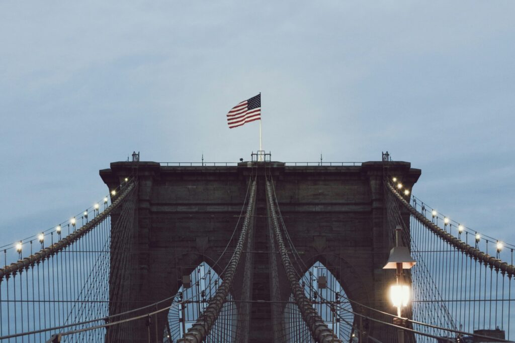 most brooklyński z powiewającą flagą USA