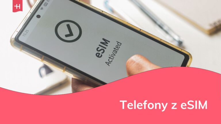 dłoń trzymająca telefon z napisem eSIM