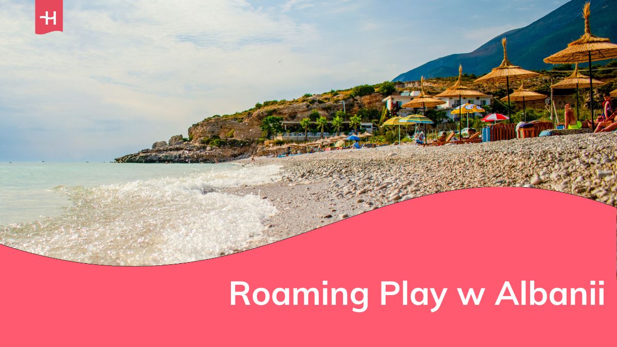 plaża kamienista z rozłożonymi parasolkami