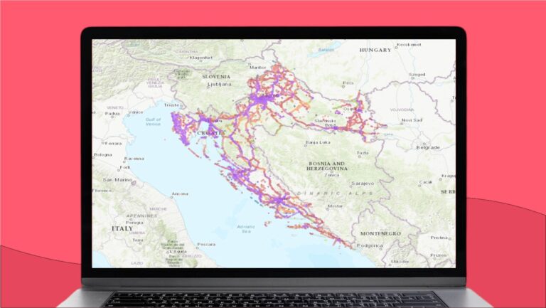 Mapa pokrycia sieci komórkowej w Chorwacji wyświetlona na ekranie laptopa