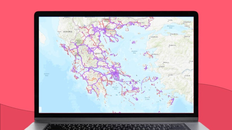 Mapa pokrycia sieci komórkowej w Grecji wyświetlona na ekranie laptopa.