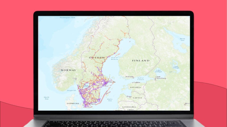 Mapa pokrycia sieci komórkowej w Szwecji wyświetlona na ekranie laptopa