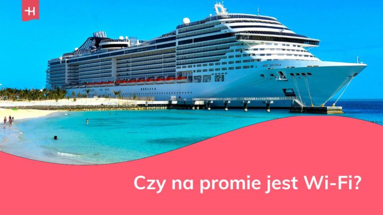 Statek wycieczkowy cumujący w porcie na lazurowej wodzie