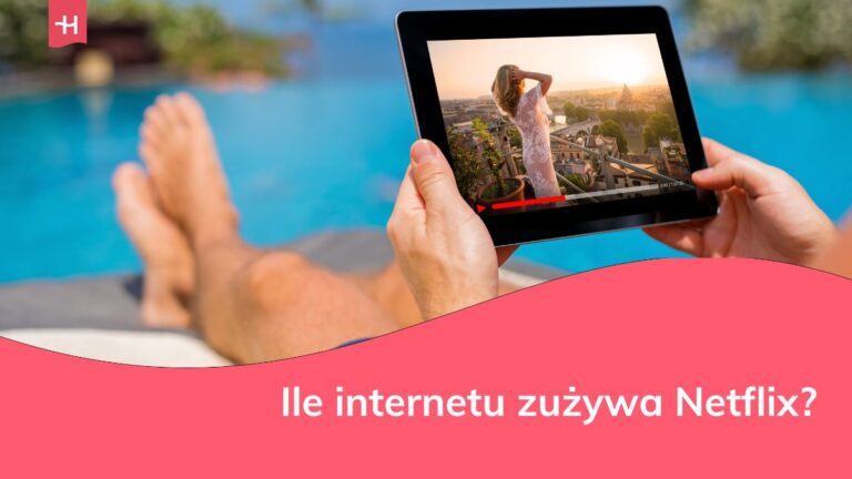 Mężczyzna oglądający film na tablecie nad basenem