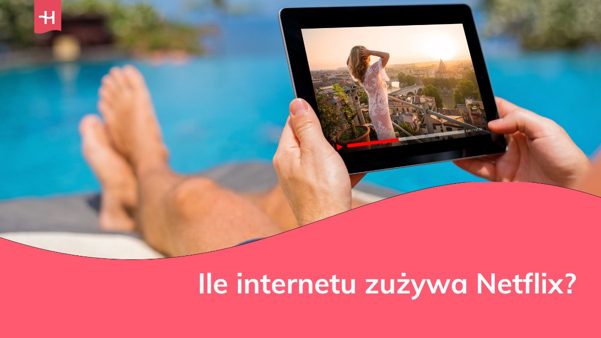 Mężczyzna oglądający film na tablecie nad basenem