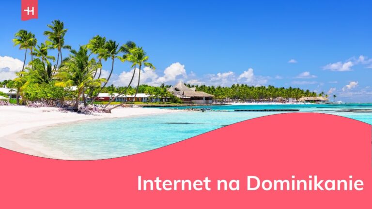 Przepiękna plaża z błękitną wodą i palmami na Dominikanie