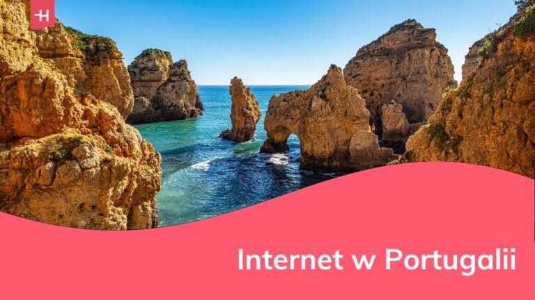Skały na wybrzeżu Algarve, w Portugalii