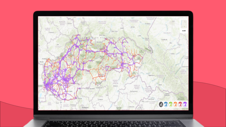 Geograficzna mapa Słowacji na ekranie laptopa.