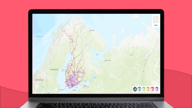Mapa Finlandii widziana na ekranie laptopa.