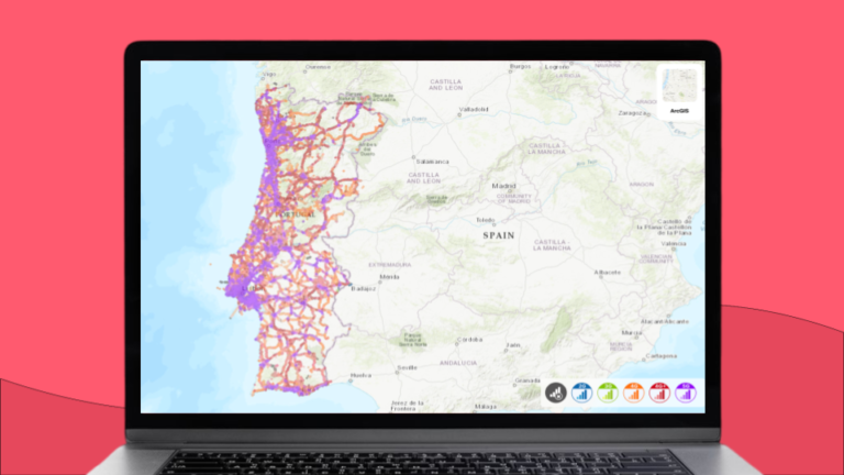Mapa Portugalii na ekranie laptopa.